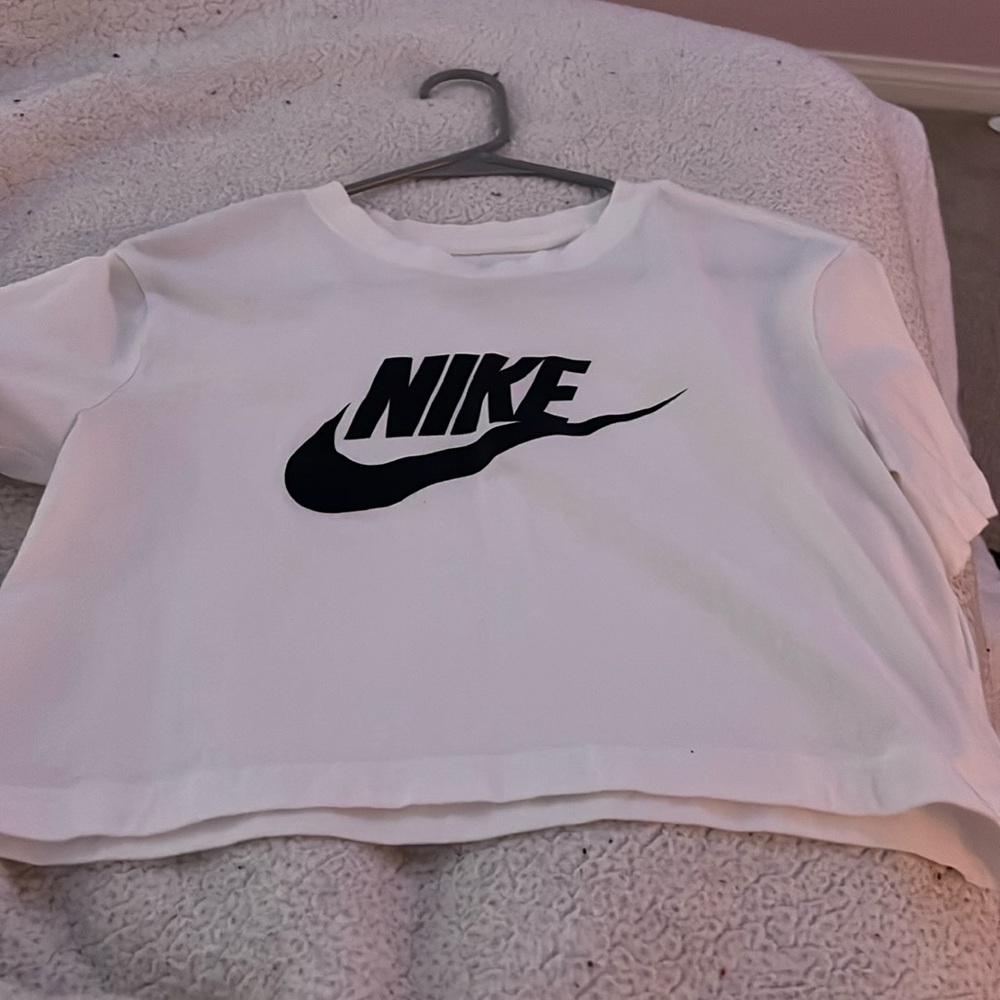 nike xs cropped loose fit tee